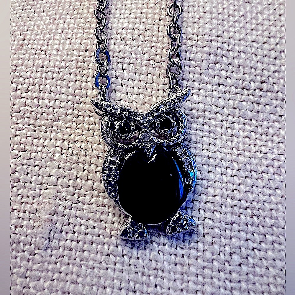 Dainty silver owl pendant with chain. 925 stamp - Picture 1 of 4